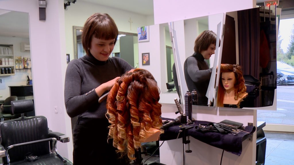 Léa Delandhuy se prépare aux olympiades nationales de coiffure