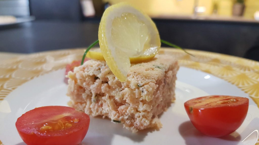 Françoise Sallerin prépare une terrine au saumon et crevettes