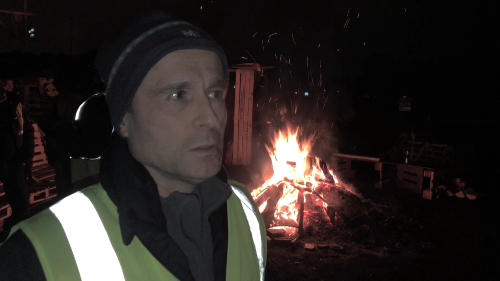 Gilets jaunes, le long combat à la lueur du feu