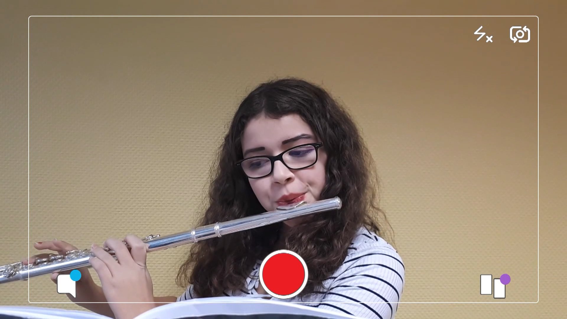 Charlotte joue de la flûte traversière Mosaik Cristal