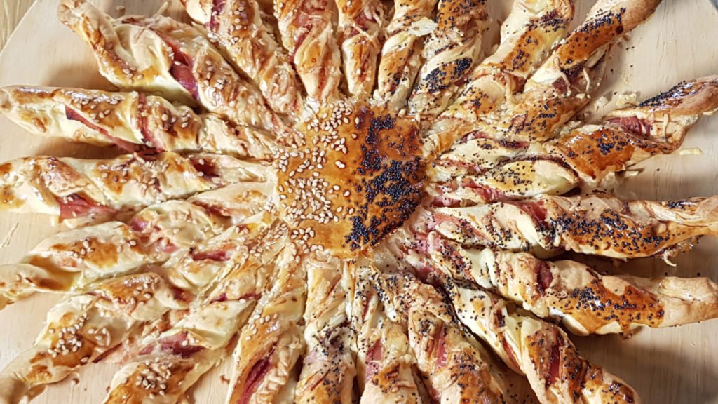 Nathalie CLEMENT prépare une tarte soleil jambon fromage