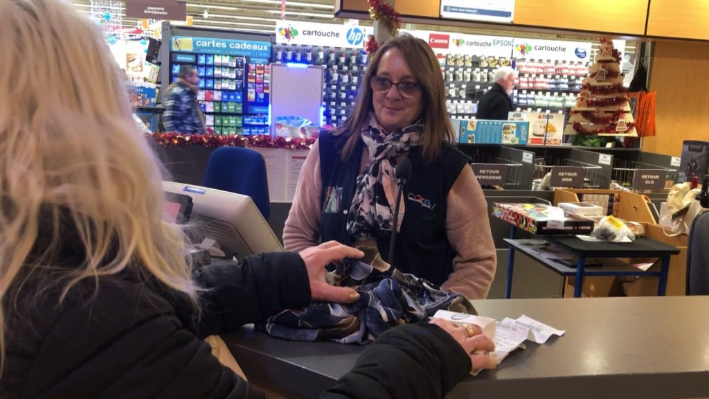 Cadeaux de Noël. Après les fêtes, échanges et remboursement dans les magasins