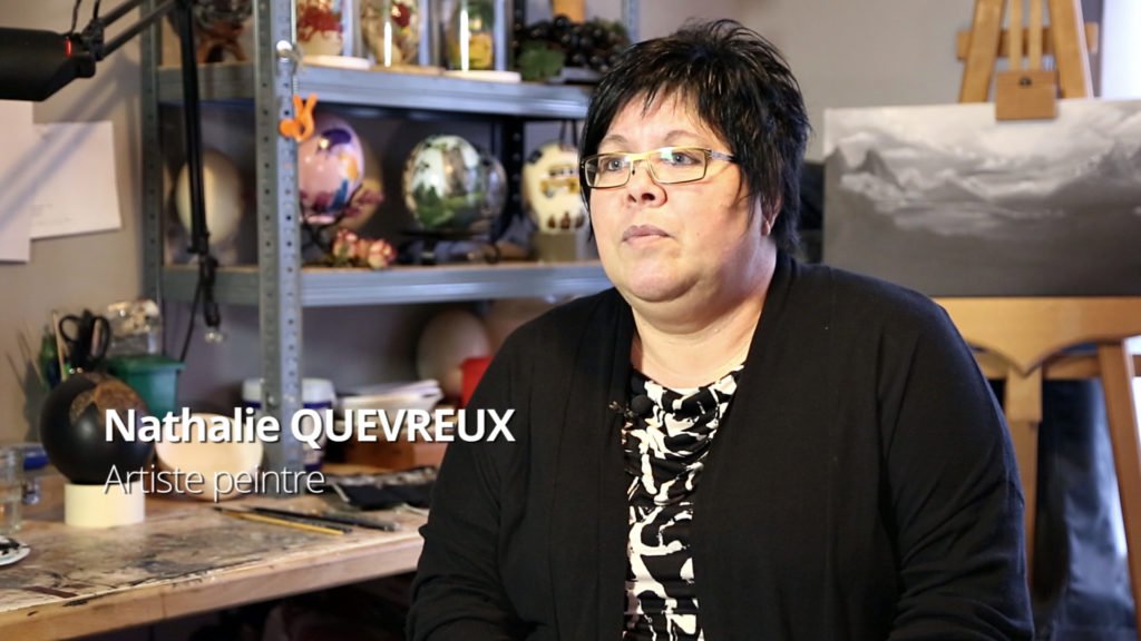 Nathalie Quevreux, peintre sur des œufs d'autruche