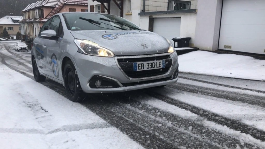 Les conseils d’un moniteur d’auto-école pour la conduite sur la neige