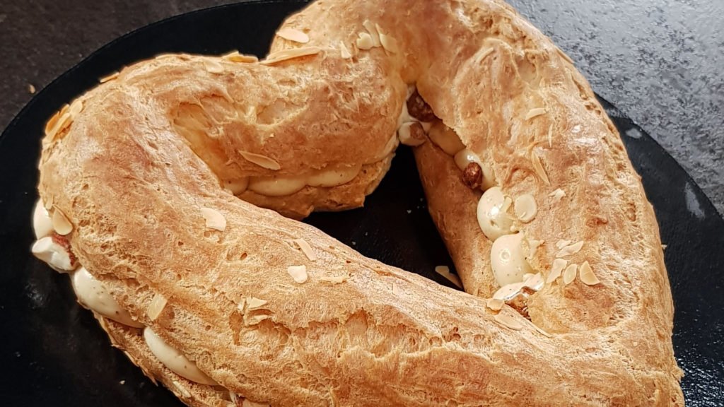 Joël Schwalbach prépare un Paris-Brest en forme de coeur