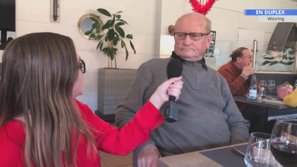 Des couples fêtent la Saint-Valentin au restaurant