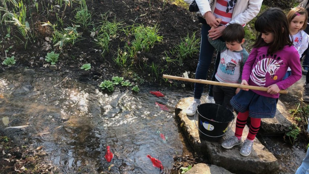 Les enfants à la pêche au poisson d’avril