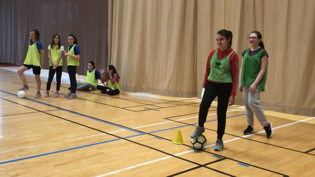 Dans le cadre de l’opération nationale « La quinzaine du foot », une soixantaine de filles a été initiée au football au collège Val de Sarre de Grosbliederstroff.