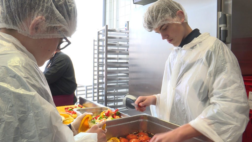 Des collégiens mettent la main à la pâte