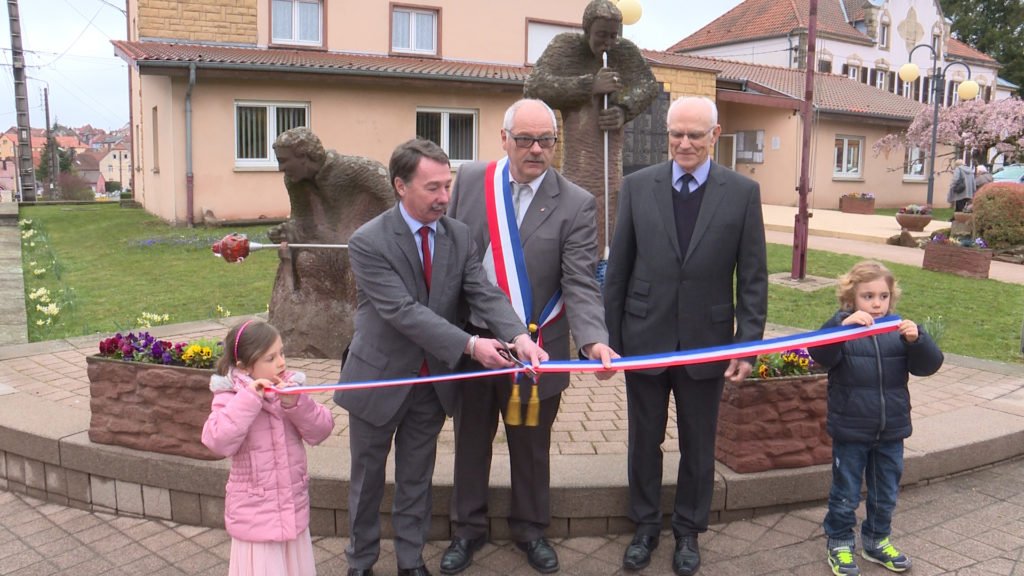 Retour sur trois événements à Lemberg : l’inauguration de la restauration du monument des Verriers, l’honorariat de l’ancien maire et une remise de médailles pour le maire actuel.