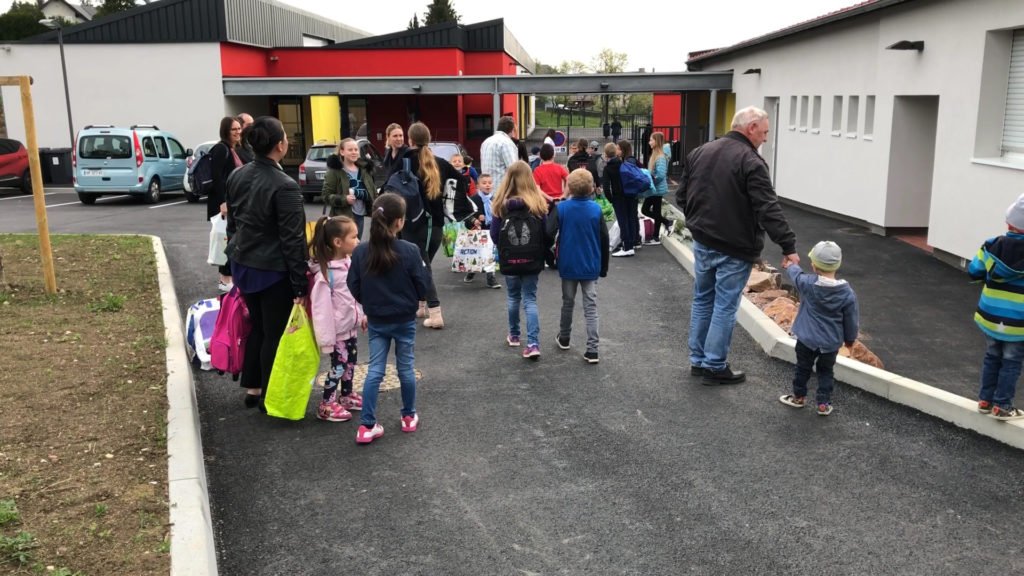 Les enfants découvrent leur nouvelle école