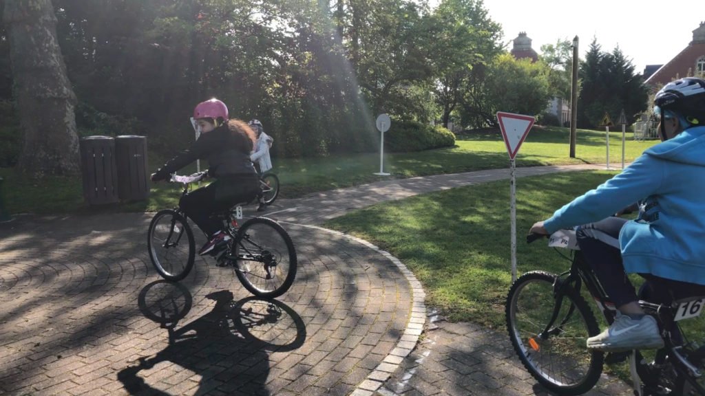 Son premier examen de conduite… en vélo !