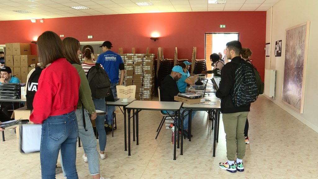 Remise des ordinateurs au Lycée Teyssier