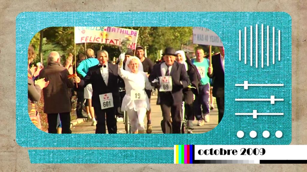 En 2009, un couple courrait en tenue de mariés