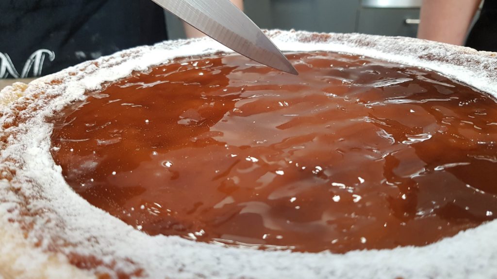 Christina Hullar prépare une tarte au flan caramel