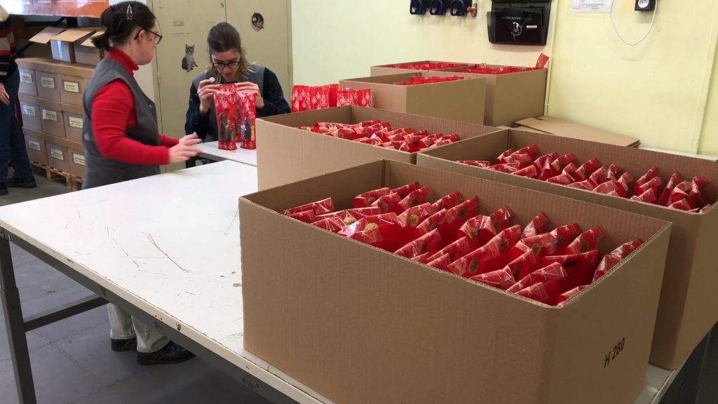 Saint-Nicolas : préparation des sachets pour les écoliers