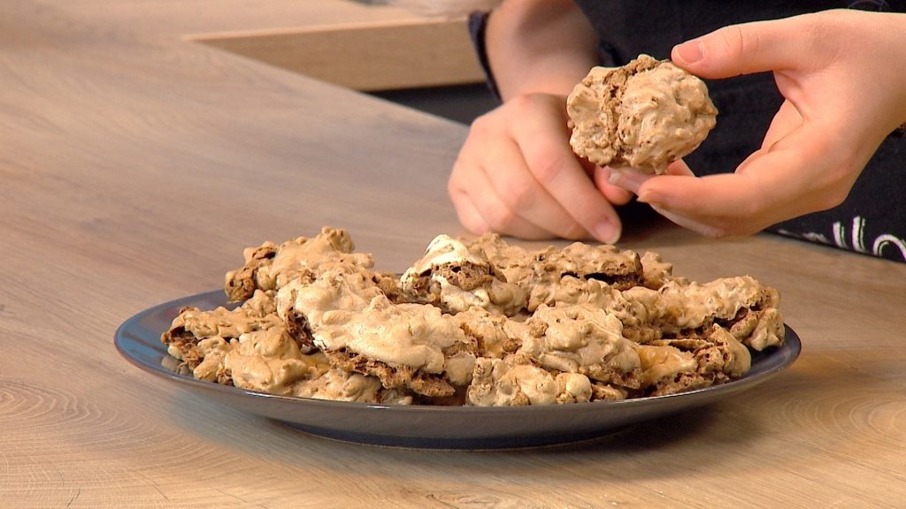 Audrey Laval prépare des gâteaux de Noël