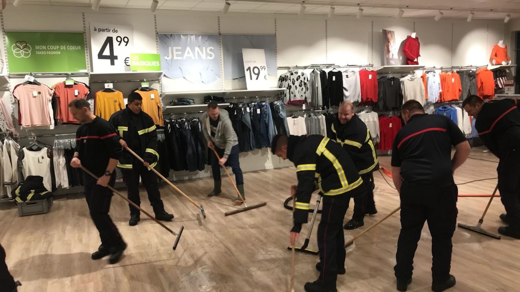 Des magasins touchés par les inondations