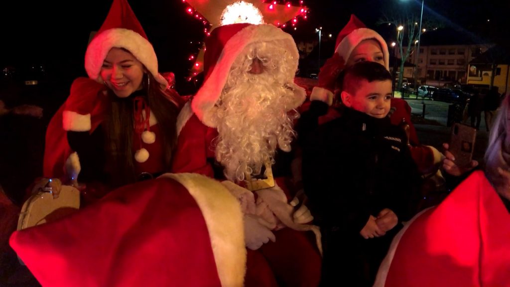 Le Père Noël en visite à la cité de la forêt