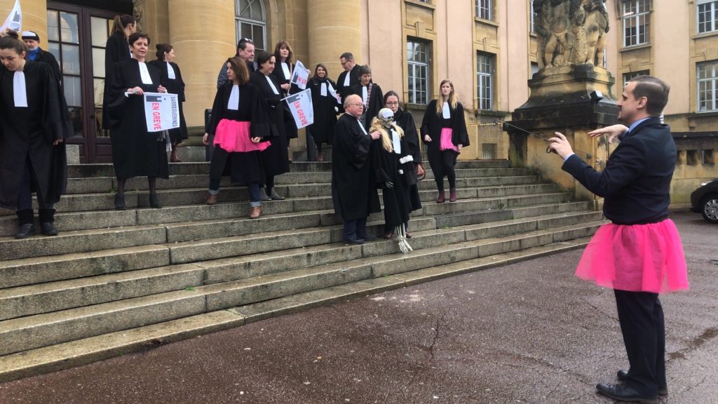 Flashmob des avocats en tutu