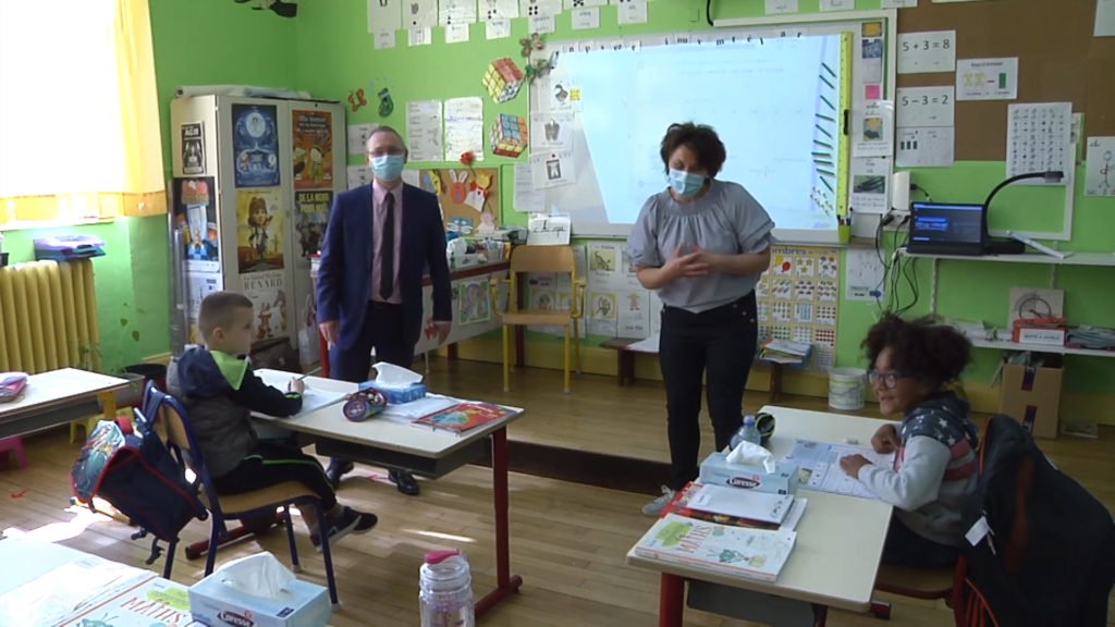 Le recteur sur les bancs de l’école