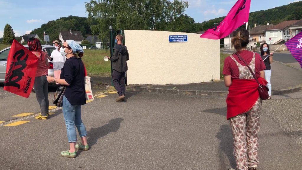 Des manifestants devant le lycée Teyssier