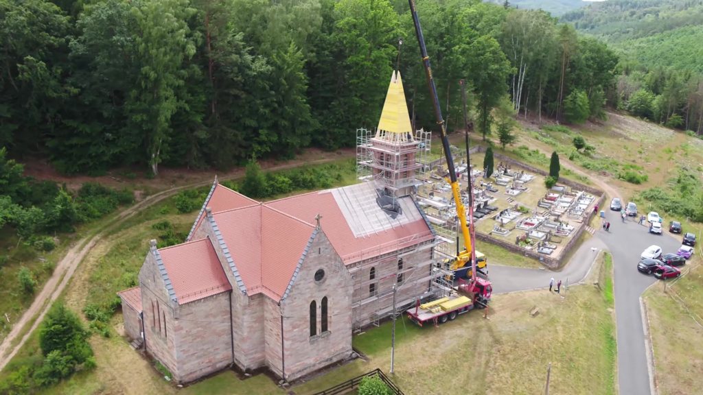 Le nouveau clocher est en place
