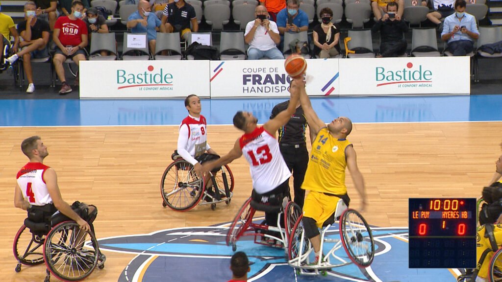 Match au sommet pour le basket fauteuil