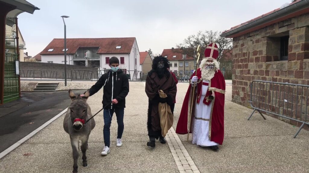 St Nicolas rencontre les enfants de Rémering