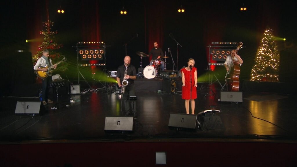 Yndie.C en concert sur la scène de l'hôtel de Ville de Sarreguemines