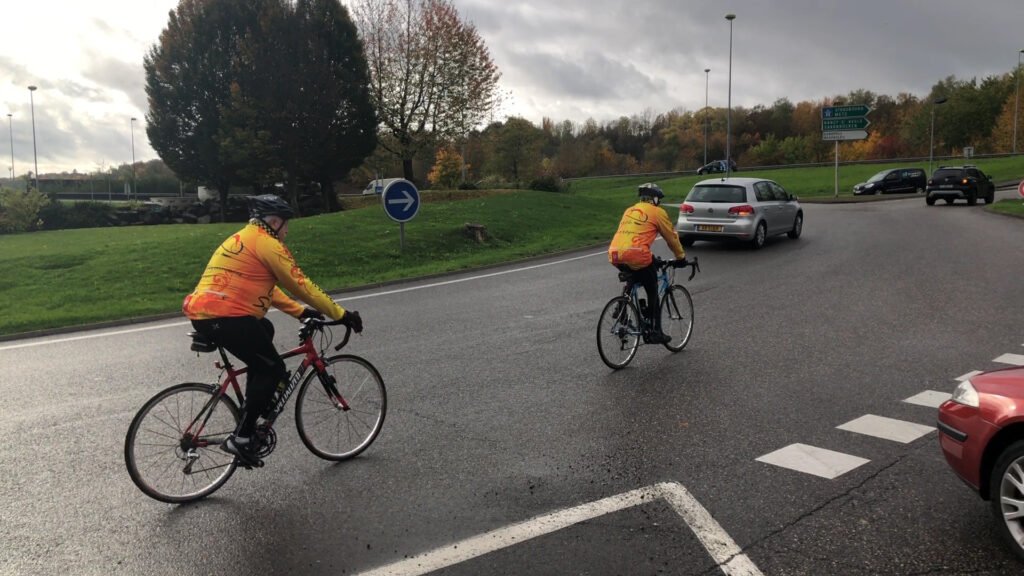 Faire attention aux vélos, à vélo