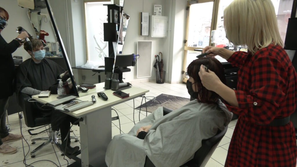 Des clients allemands dans des salons de coiffure français