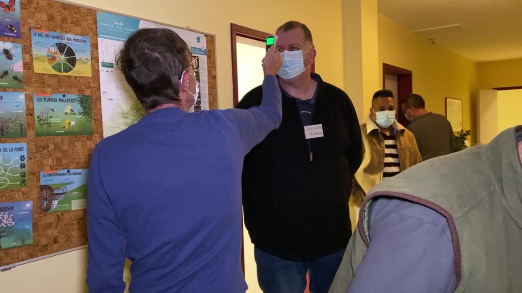 Protocole sanitaire strict pour les apiculteurs stagiaires