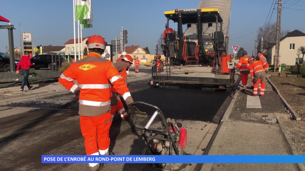 Pose de l'enrobé au rond-point de Lemberg