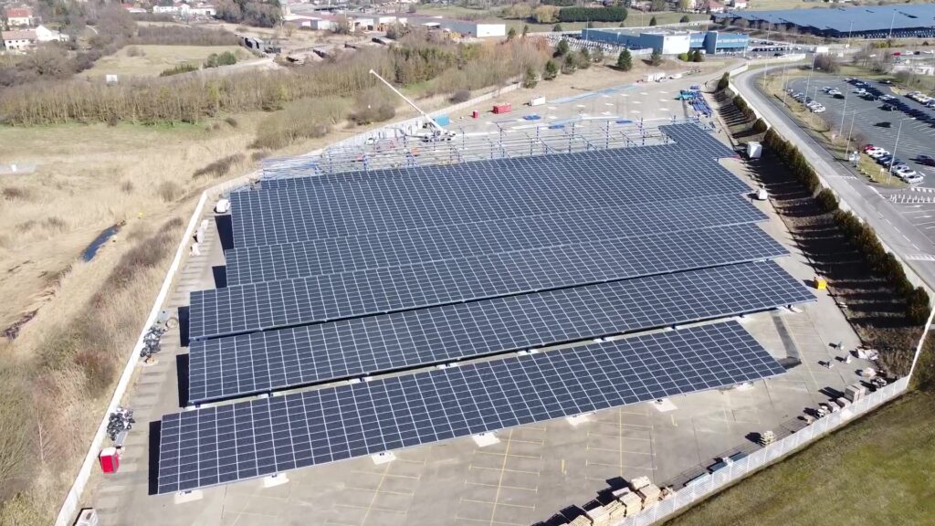 Deux gigantesques ombrières de panneaux solaires en construction