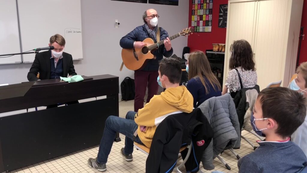 Des élèves composent des chansons avec Monsieur Nô