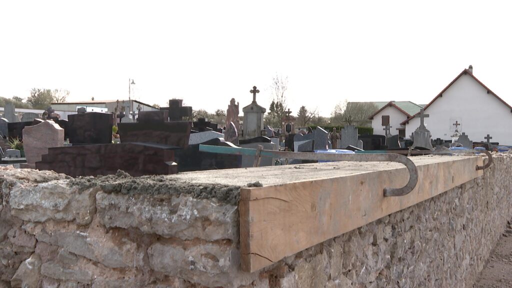 La commune d’Etting rénove le mur du cimetière