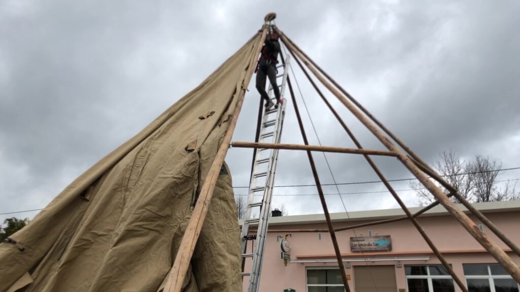 Un tipi en guise de terrasse pour le restaurant "Les Amis du Lac"