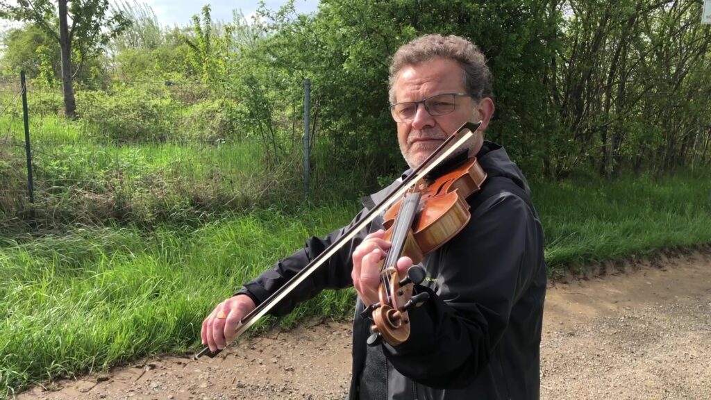 Il entreprend un grand tour de France musical à pied !