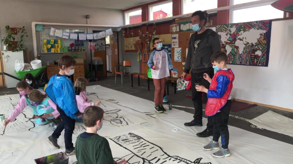 Les enfants de Soucht réalisent une forêt de papier