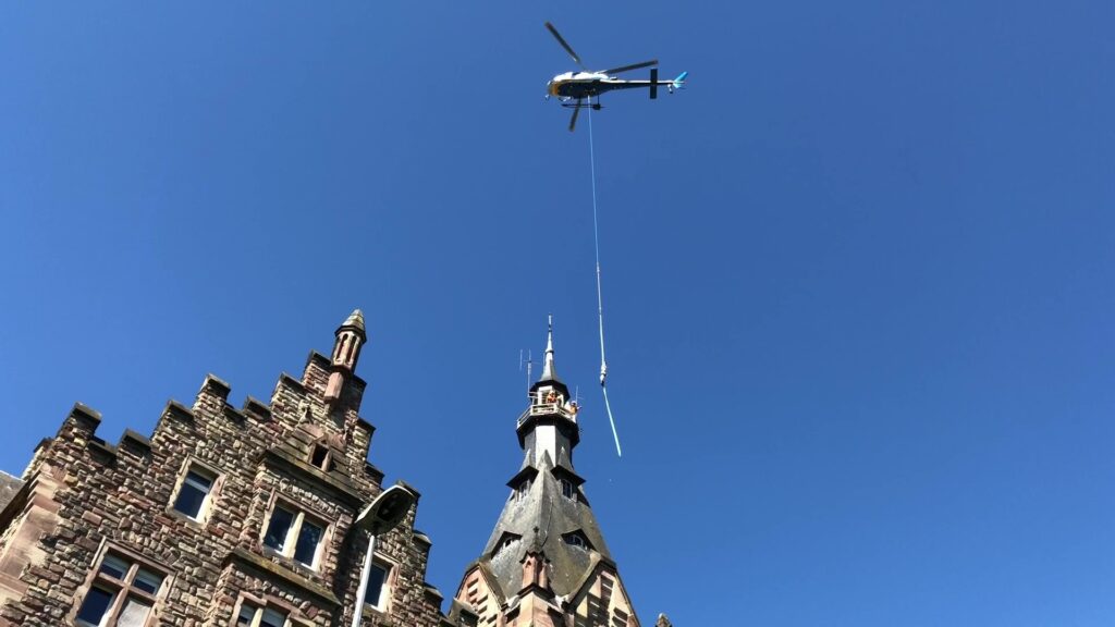 Qui sont les bonhommes qui viennent d’être installés sur l’ancien hôpital du Parc ?