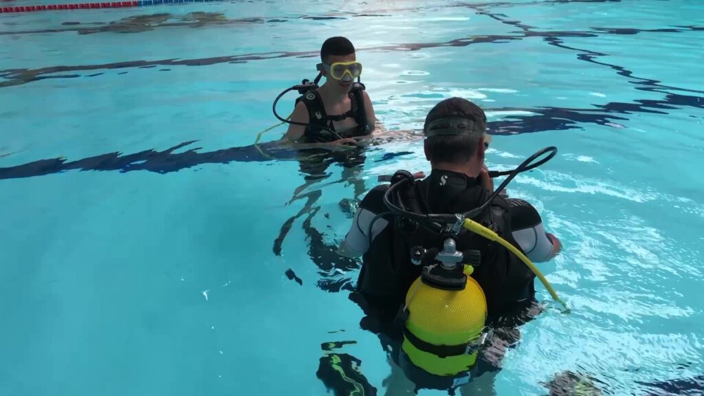 Apprendre la plongée à la piscine