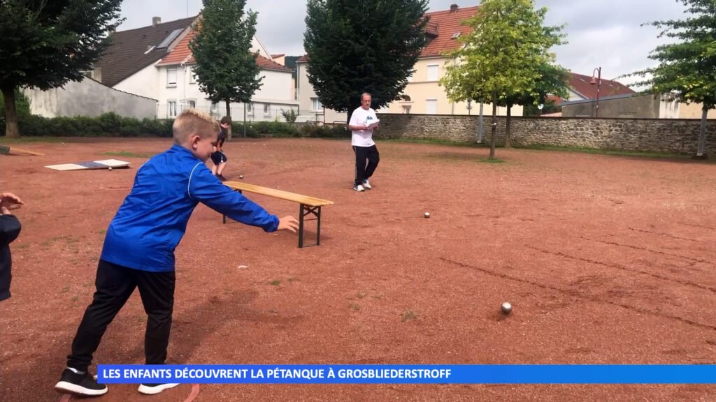 Les enfants découvrent la pétanque à Grosbliederstroff