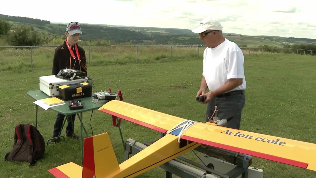 Des jeunes découvrent l’aéromodélisme