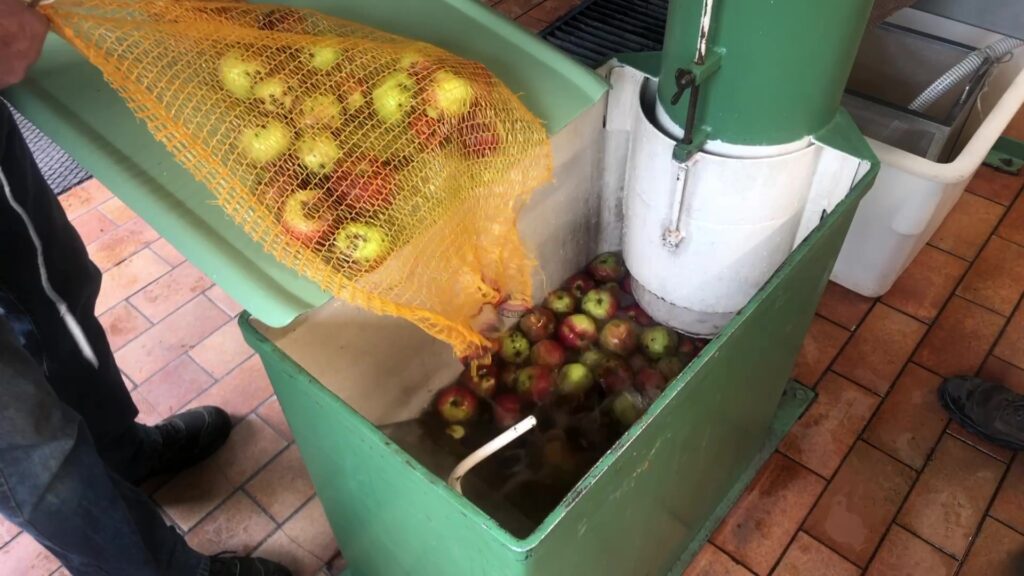 Fabrication de jus de pommes à Zetting