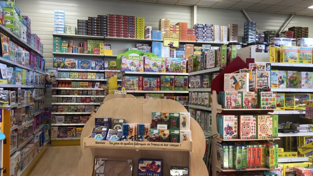 Pénuries de matières premières : les magasins de jouets anticipent déjà la période de Noël