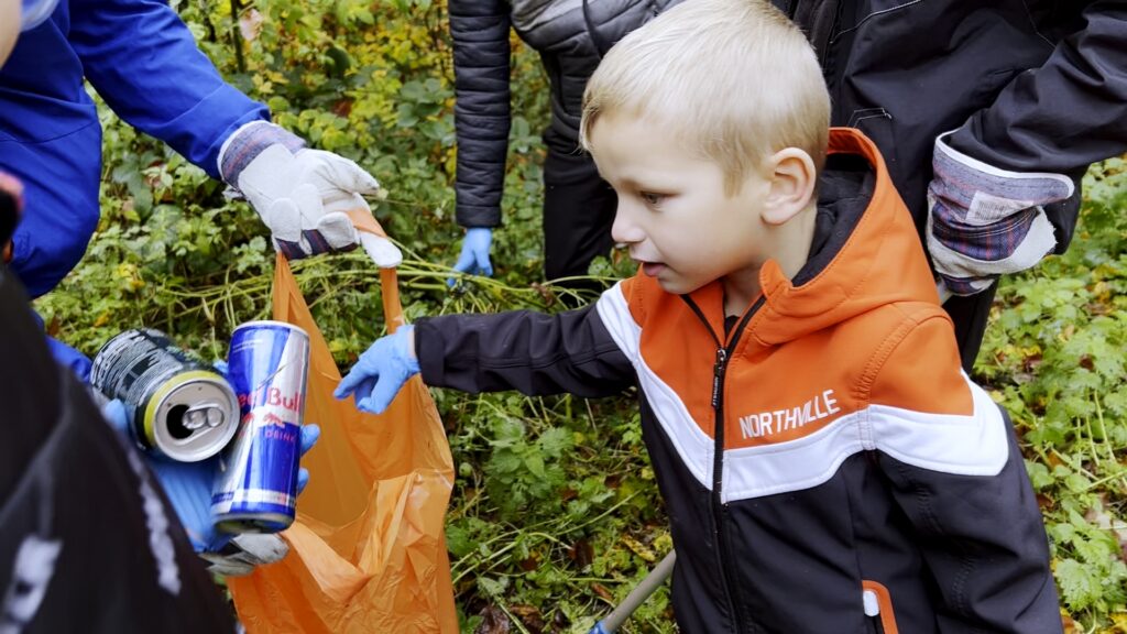 Les ados investis pour le ramassage des déchets