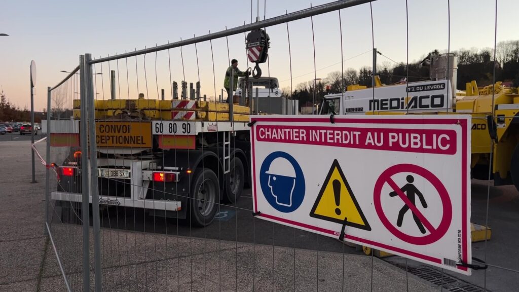 Une grue installe des ascenseurs à la gare