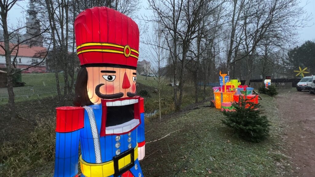 Les lanternes s’installent au Parc du Stadtweiher