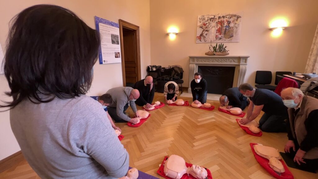 Apprendre les gestes de premiers secours... en gardant ses distances